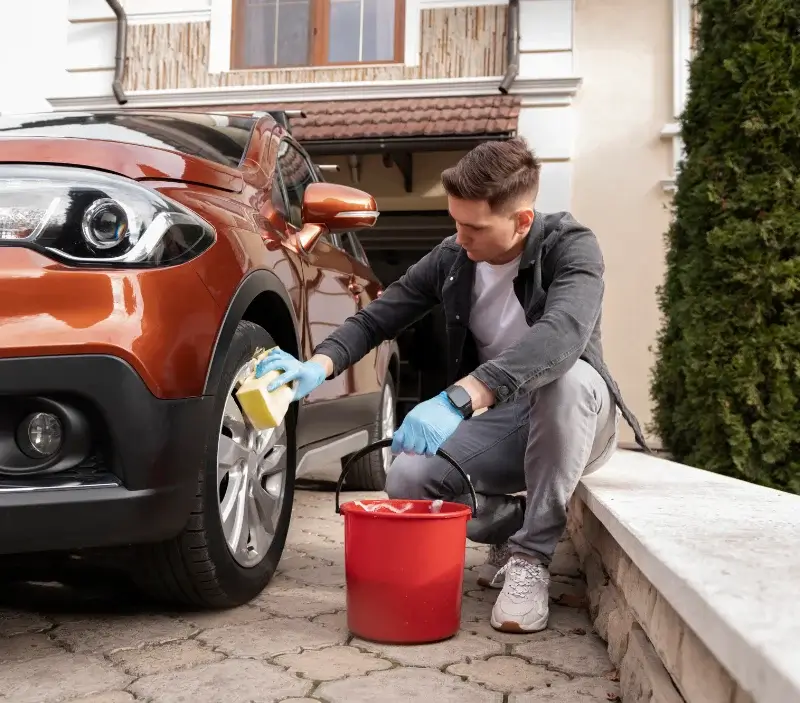 Lavage auto à domicile Péroy-les-Gombries : professionnel intervenant sur un véhicule